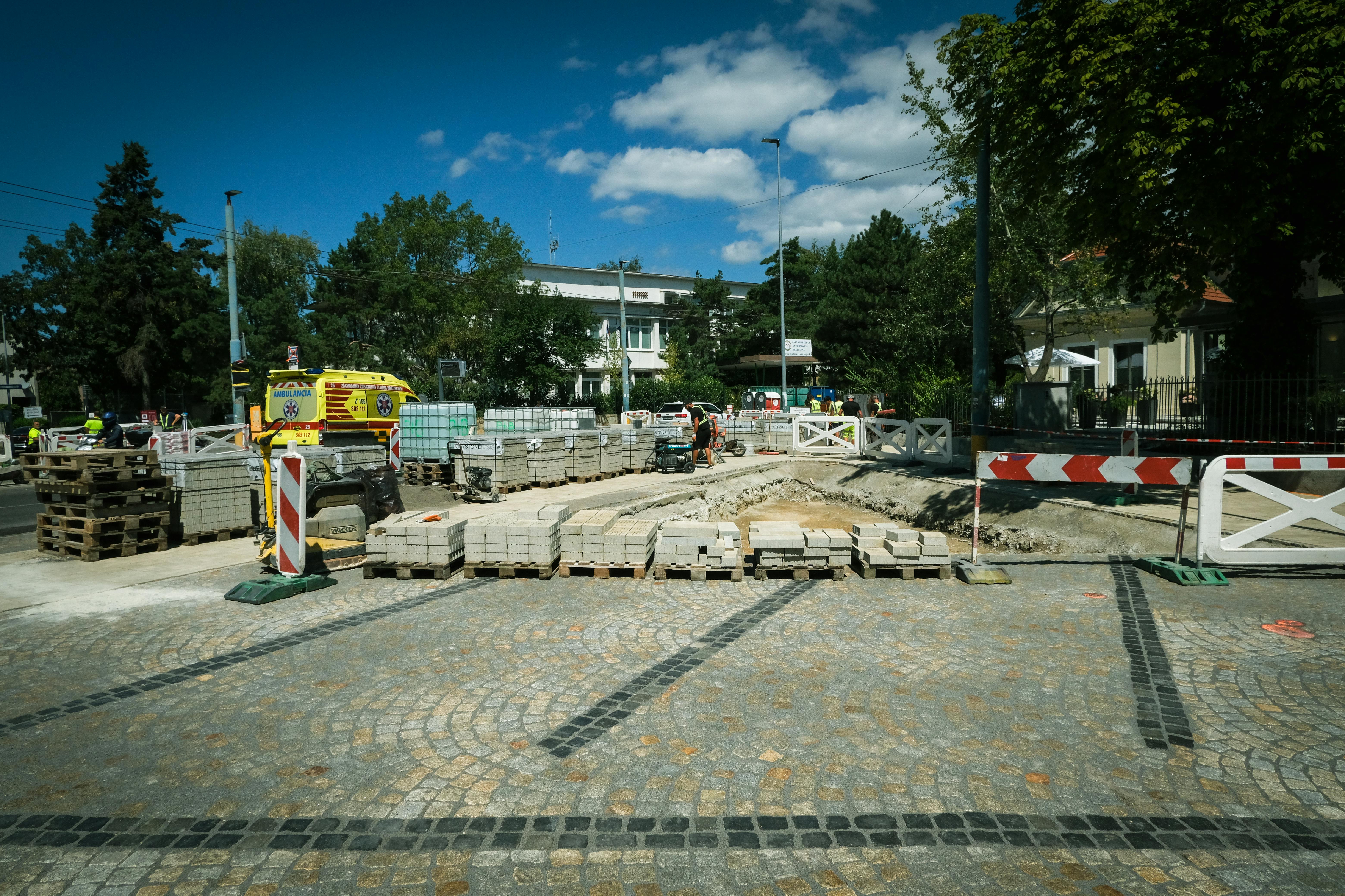 Teede ja platside ehitus  on oluline osa iga arendusprojekti edukast elluviimisest. Kui eesmärk on luua ette valmistatud, vastupidav ja koheselt kasutusvalmis a