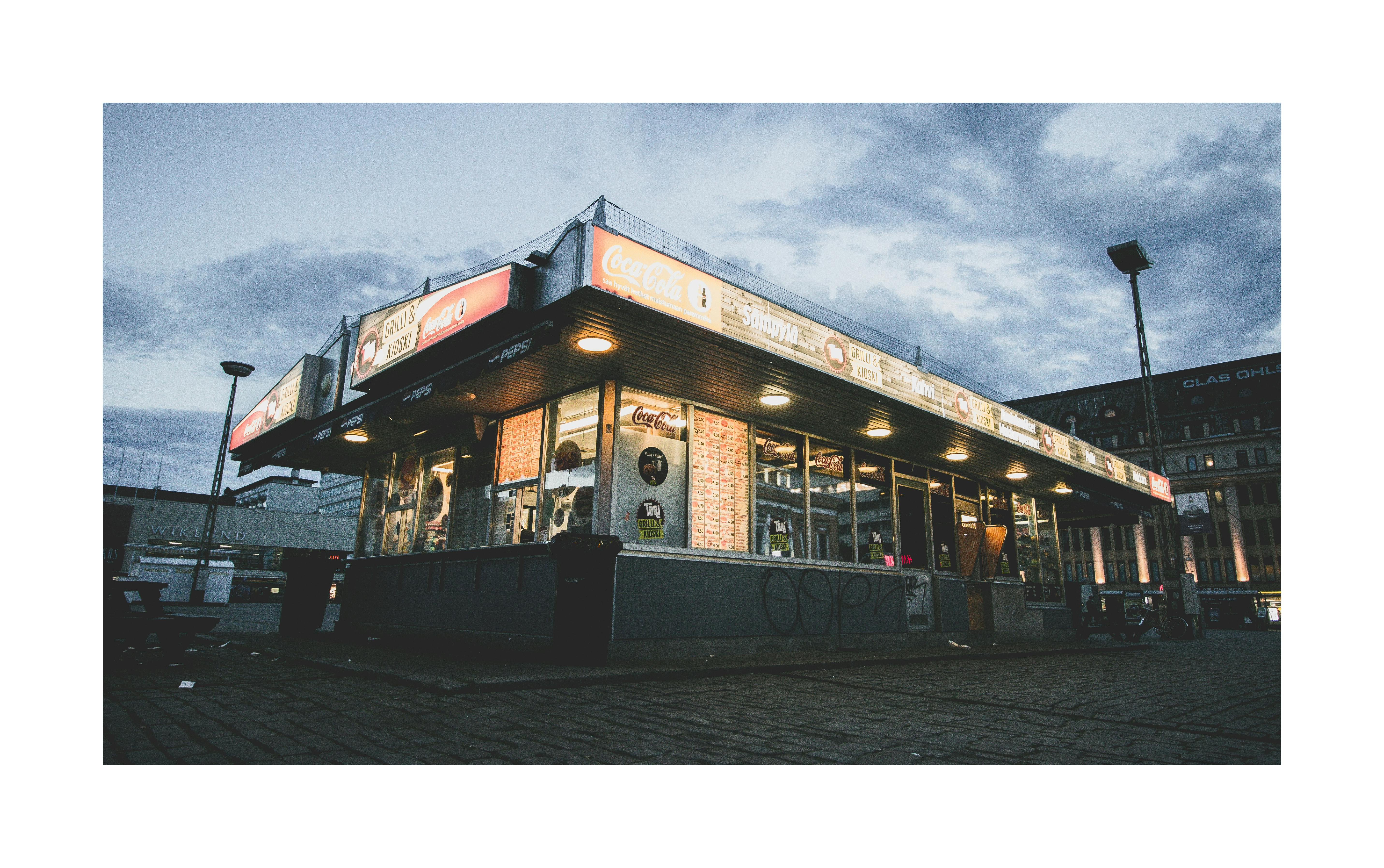 Discover the taste, speed and comfort in Viru’s heart    Tommi Grill Viru  combines Tallinn’s best location and high-quality barbecue, offering fast lunch and c