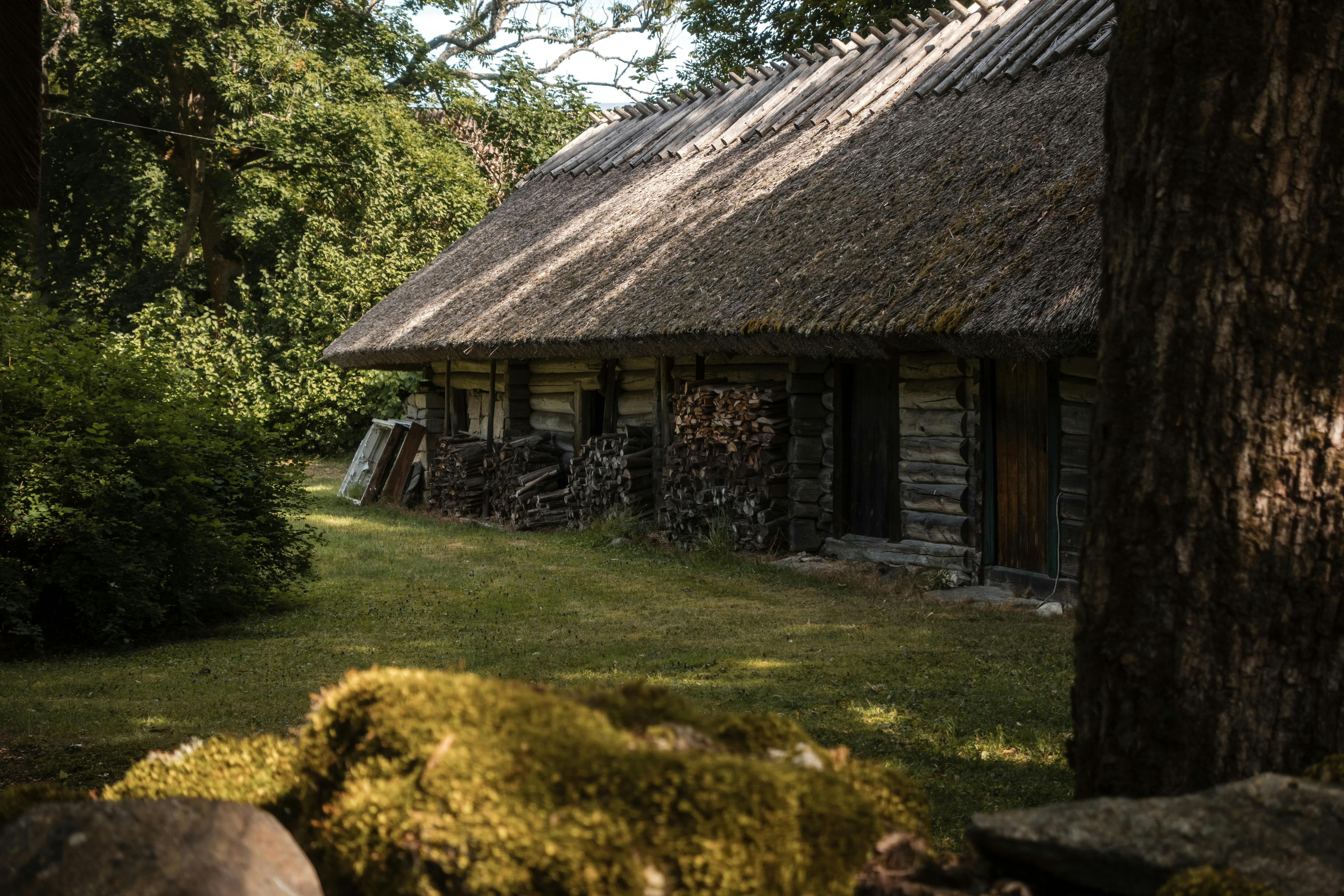 The traditional construction approach combines authenticity and modern quality of life, offering comprehensive solutions from design to keys. Handicraft houses 