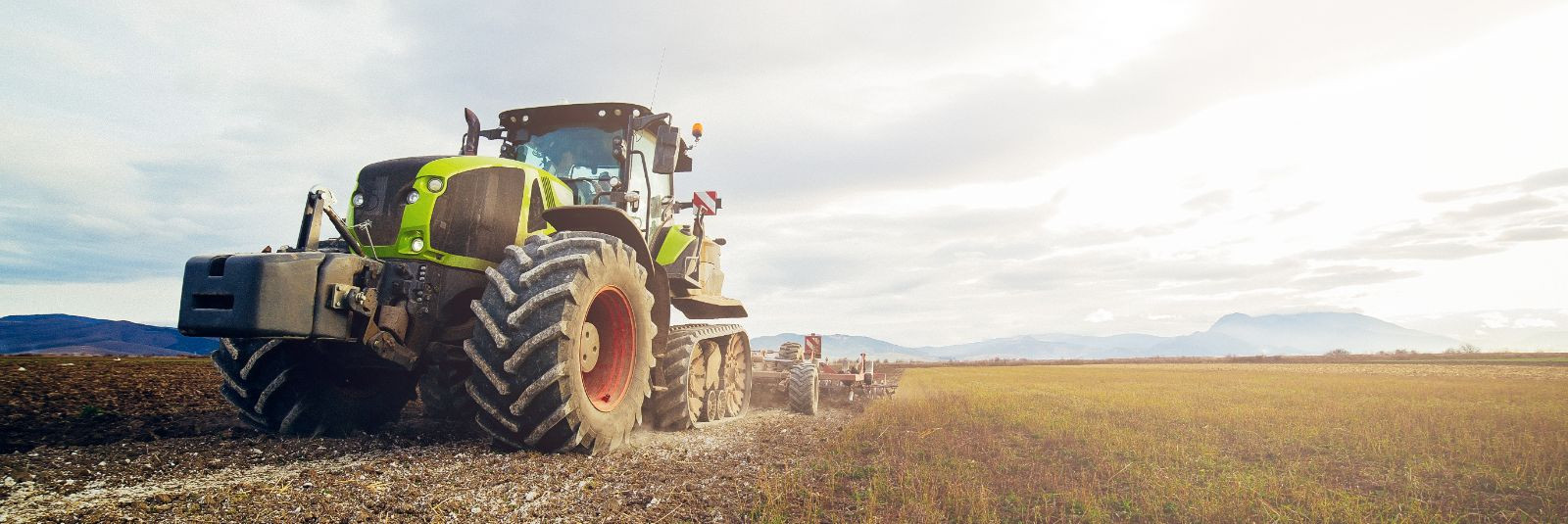 Traktorid on põllumajanduse ja maatööde oluline osa, võimaldades ...