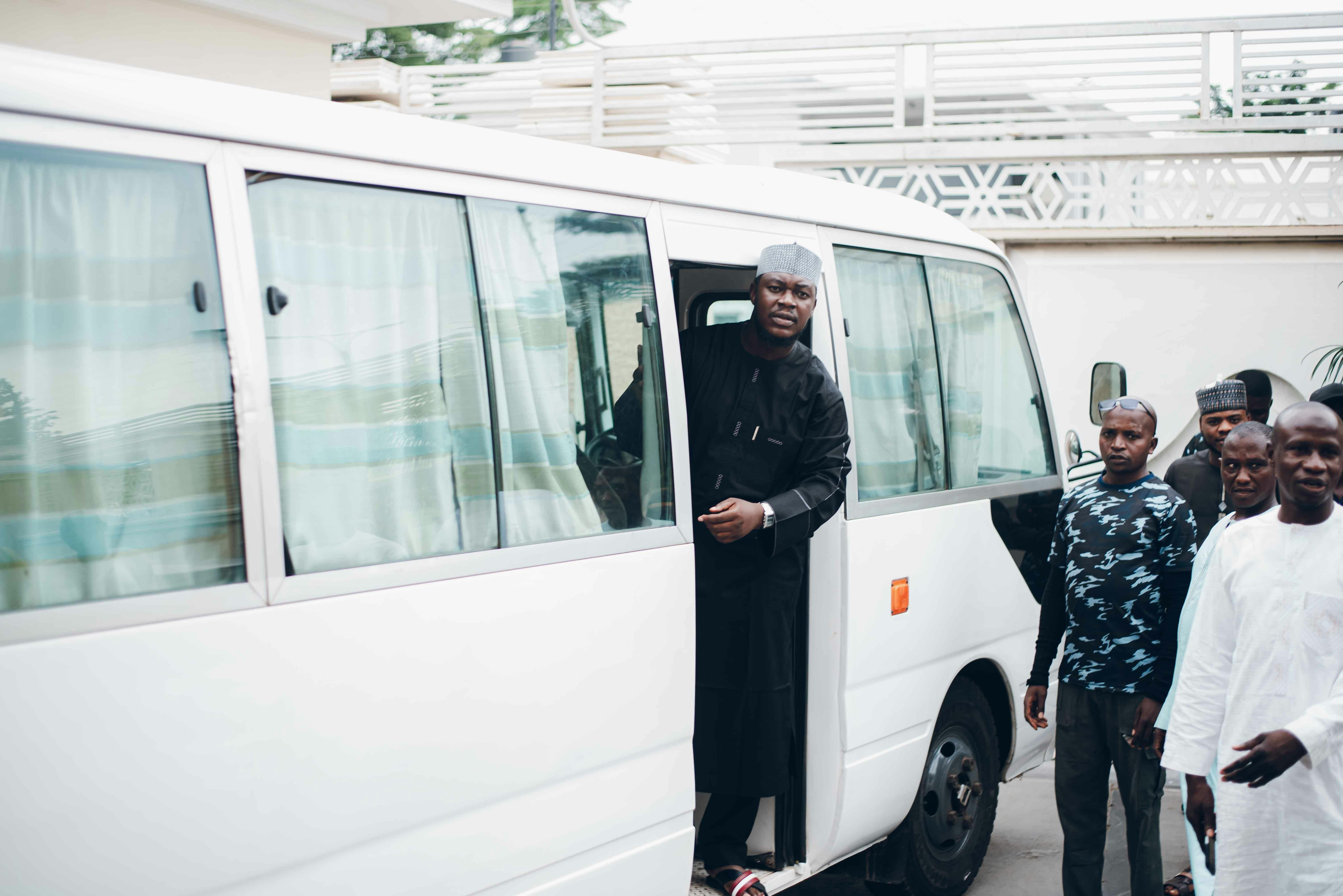Employee transport: comfortable, customizable and reliable pendeldelde    Employee transport  provides regular and ad‐hoc solutions that bring employees to work