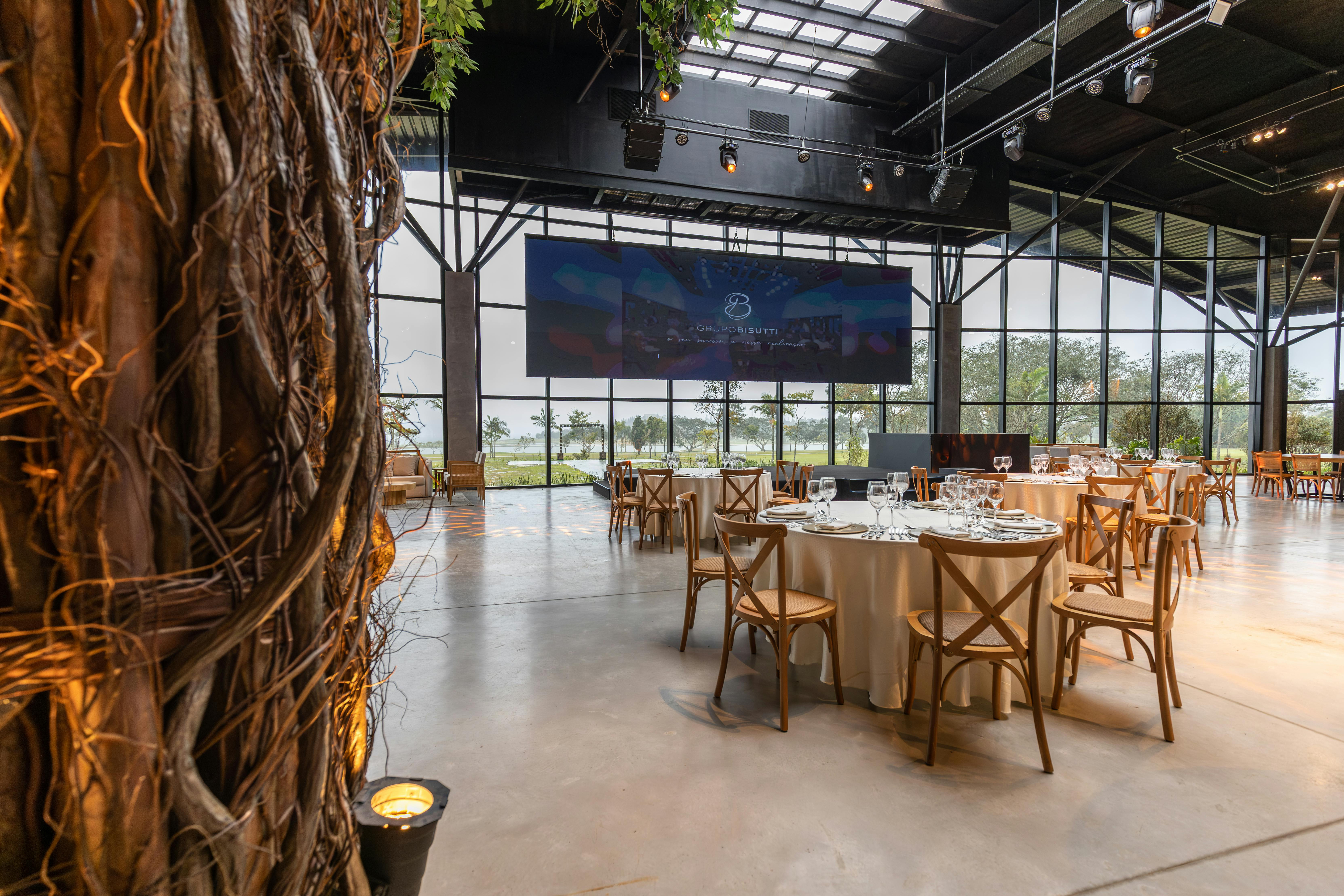 Forgot compromises: flexible and experience-rich event rooms    Two customizable rooms  up to 100 guests offer the perfect balance between intimacy and spacious