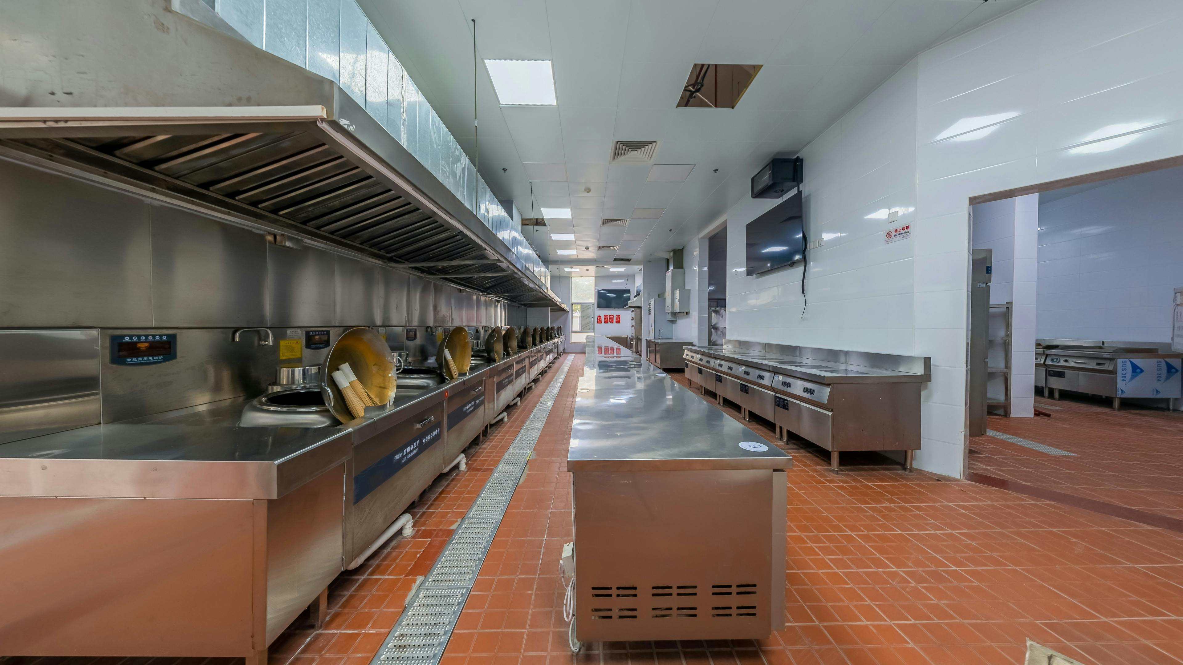 Used commercial kitchen equipment  is a clever solution for companies that want to equip the kitchen with high-quality equipment but keep the investment under c