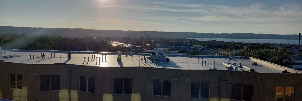 Lamekatuse ehitus    Lamekatuse eelistatakse modernse  väljanägemise, nutika ruumikasutuse ja energiatõhususe tõttu. Paraku on  lamekatus ka üks ehituse kõige n