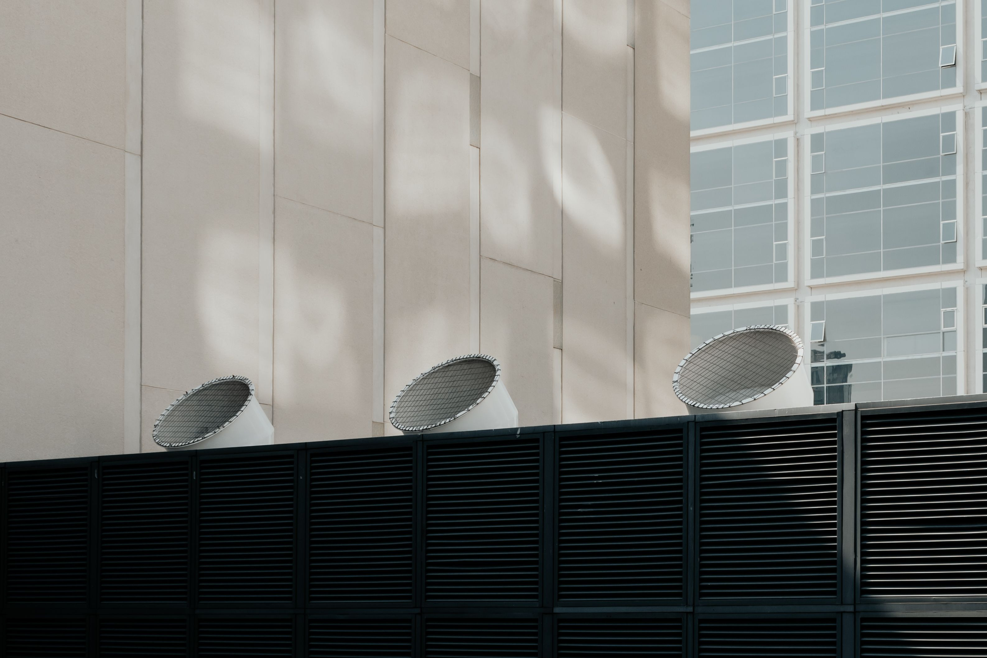Usaldusväärne ventilatsioon hoone mugavuse ja toimivuse jaoks  Hea  ventilatsioon  on iga kaasaegse hoone vundament. Kui õhuvahetus on läbimõeldud ja tehnilisel