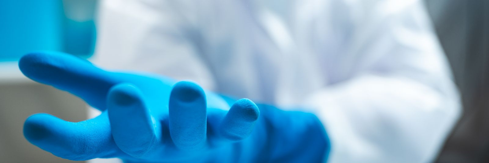 When it comes to hand protection, vinyl gloves and nitrile gloves are two commonly used options. Both offer their own set of advantages, but they are distinctly