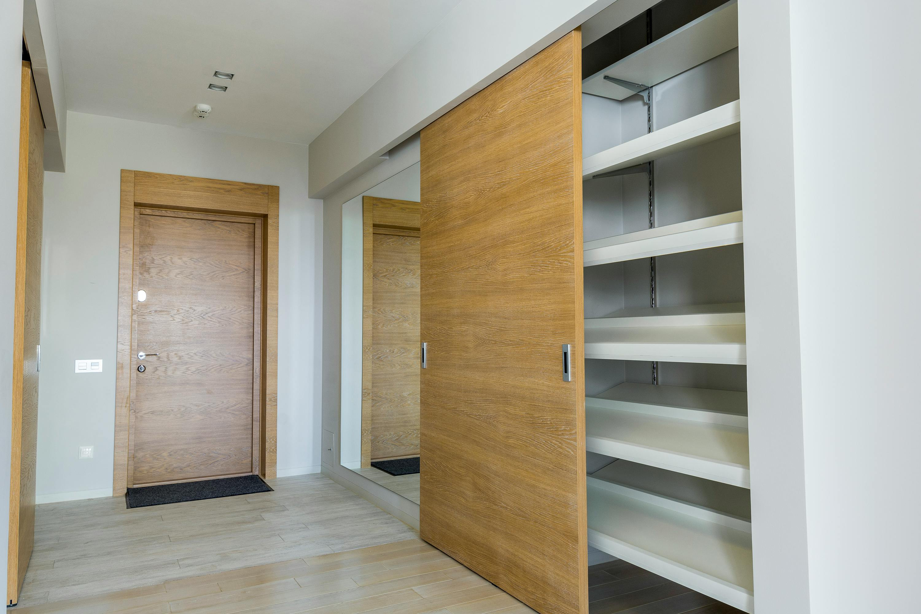 Personal wardrobe that uses every centimeter    Garderob  and special order   wardrobe  offers a space- and time-saving solution for both a small apartment and 