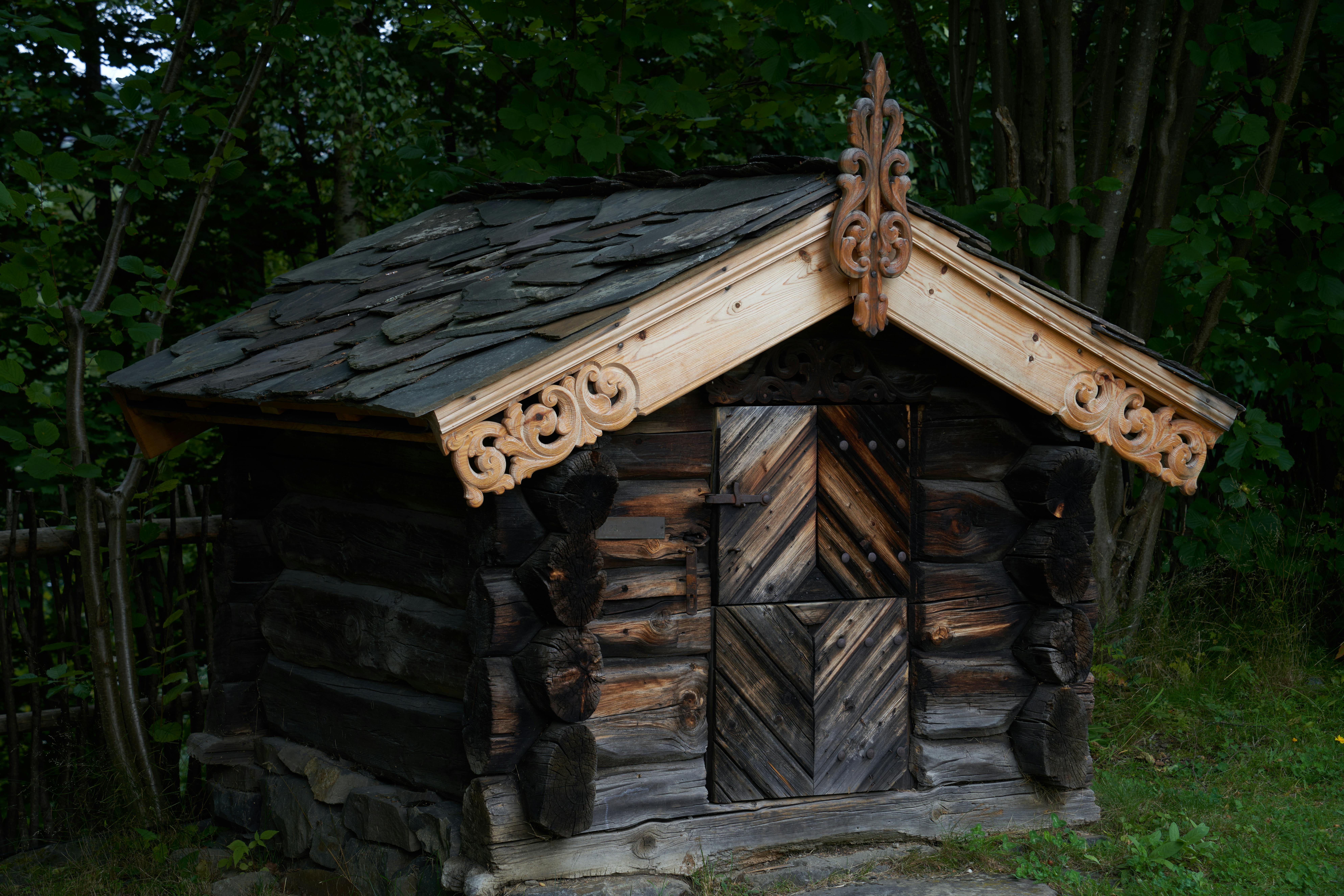 Why choose a handicraft log house?   < Handicraft log houses  combine timeless beauty and modern comfort, offering a personal and warm home that stands again