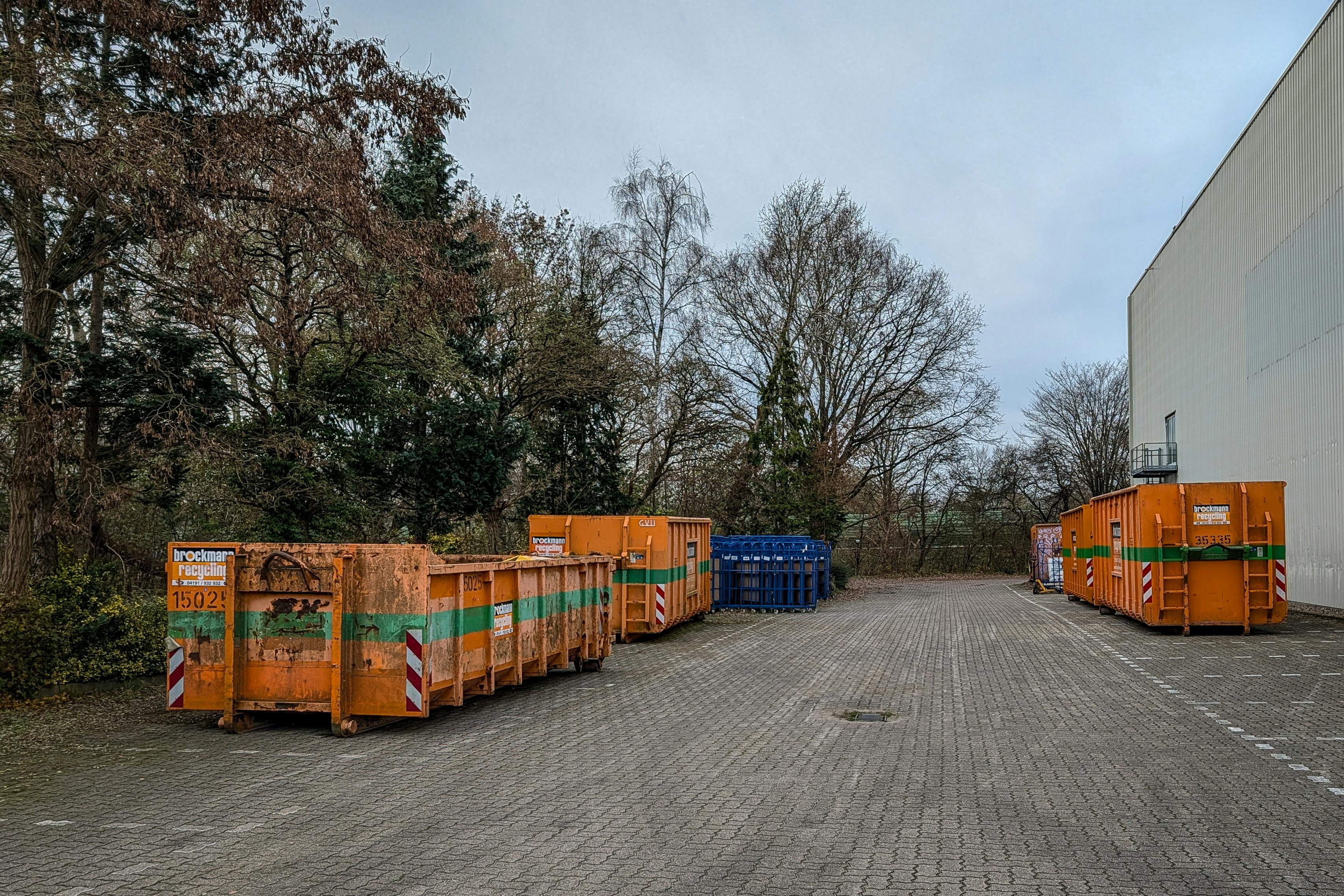 Waste houses  is a clever and aesthetic way to keep  Waste tanks  in order, protected and in a single outdoor space. The solution for apartment buildings and co