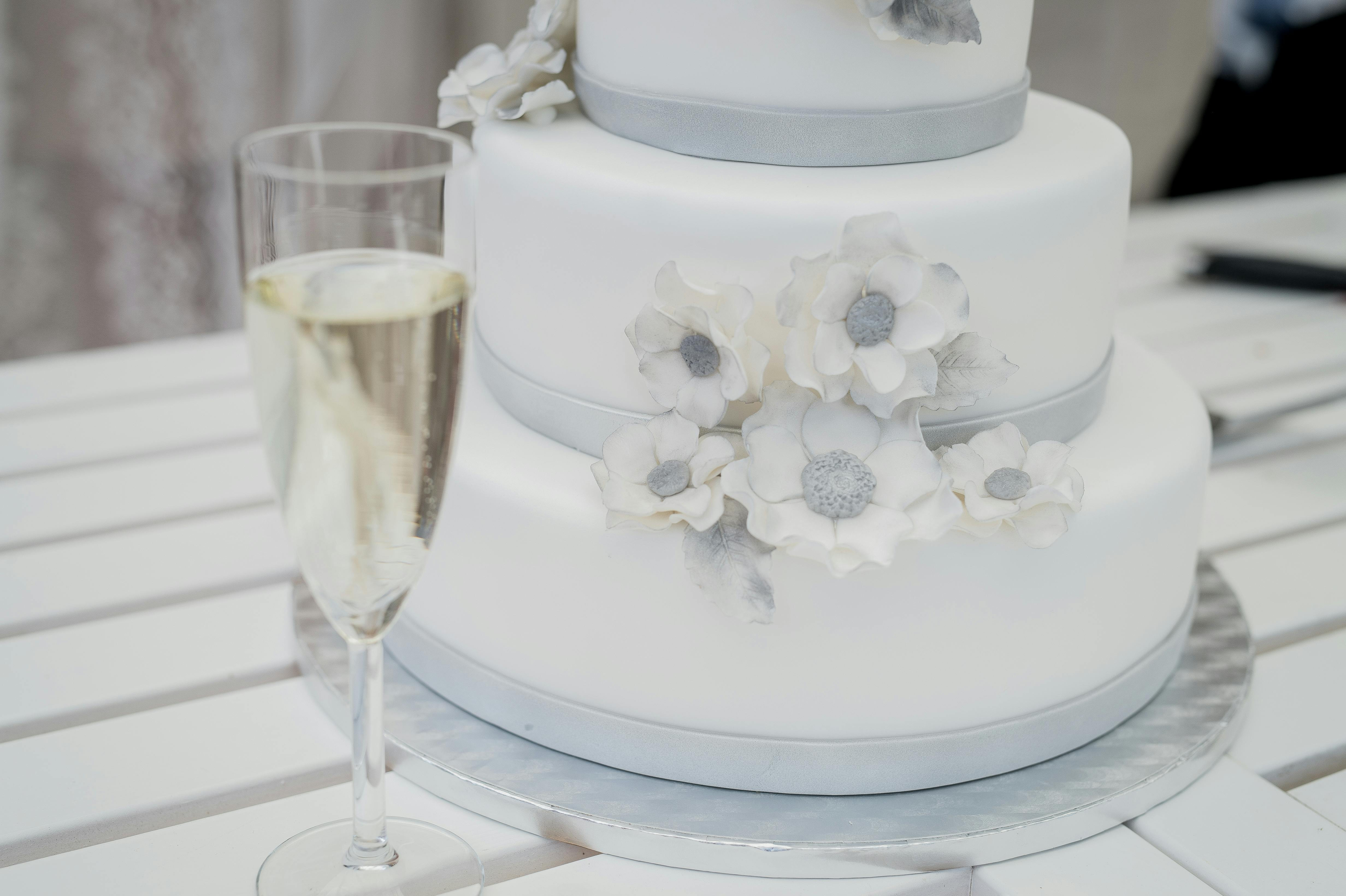 Personal wedding and party cakes orders that are memorable     Wedding cake  and custom cakes are handmade according to the style and taste preferences of the e