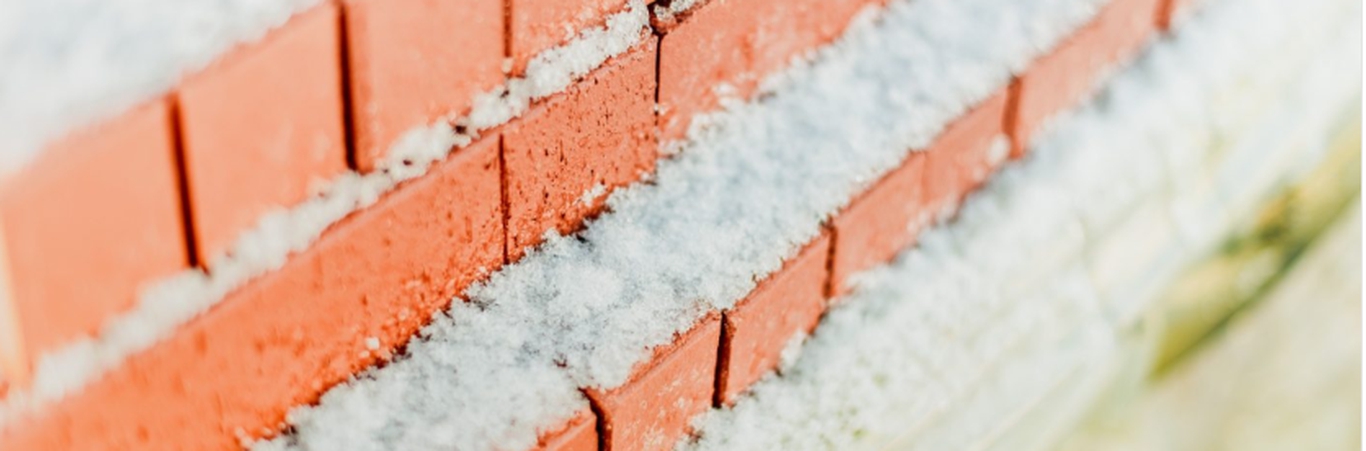 Talvel müüritööde teostamine võib olla keerulisem kui suvel, sest külm ja niiskus võivad mõjutada seinte ehitusmaterjalide ja liimide kuivamist ning muuta need 