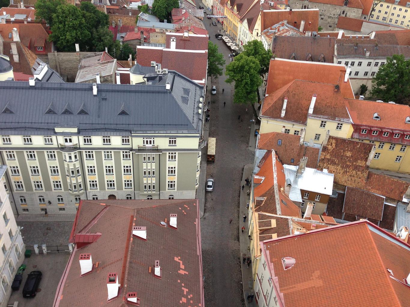 Kinnisvaraturg jätkab Eesti tähtsamates linnades stabiilselt aktiivselt, samas kui mõnel juhul on märgata ehituslubade menetlusaja pikenemist, kirjutab KINNISVA