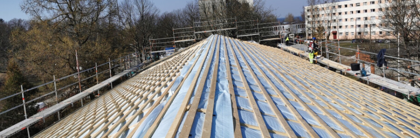 Katuse paigaldamisel võivad tekkida mitmesugused vead, näiteks: 
 
 Alusmaterjali valesti paigaldamine: Katuse alusmaterjal peab olema tasane, et tagada katus